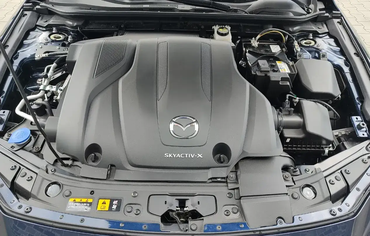 Silnik Mazda 6 Skyactiv-X z widocznym logo i oznaczeniem technologii.