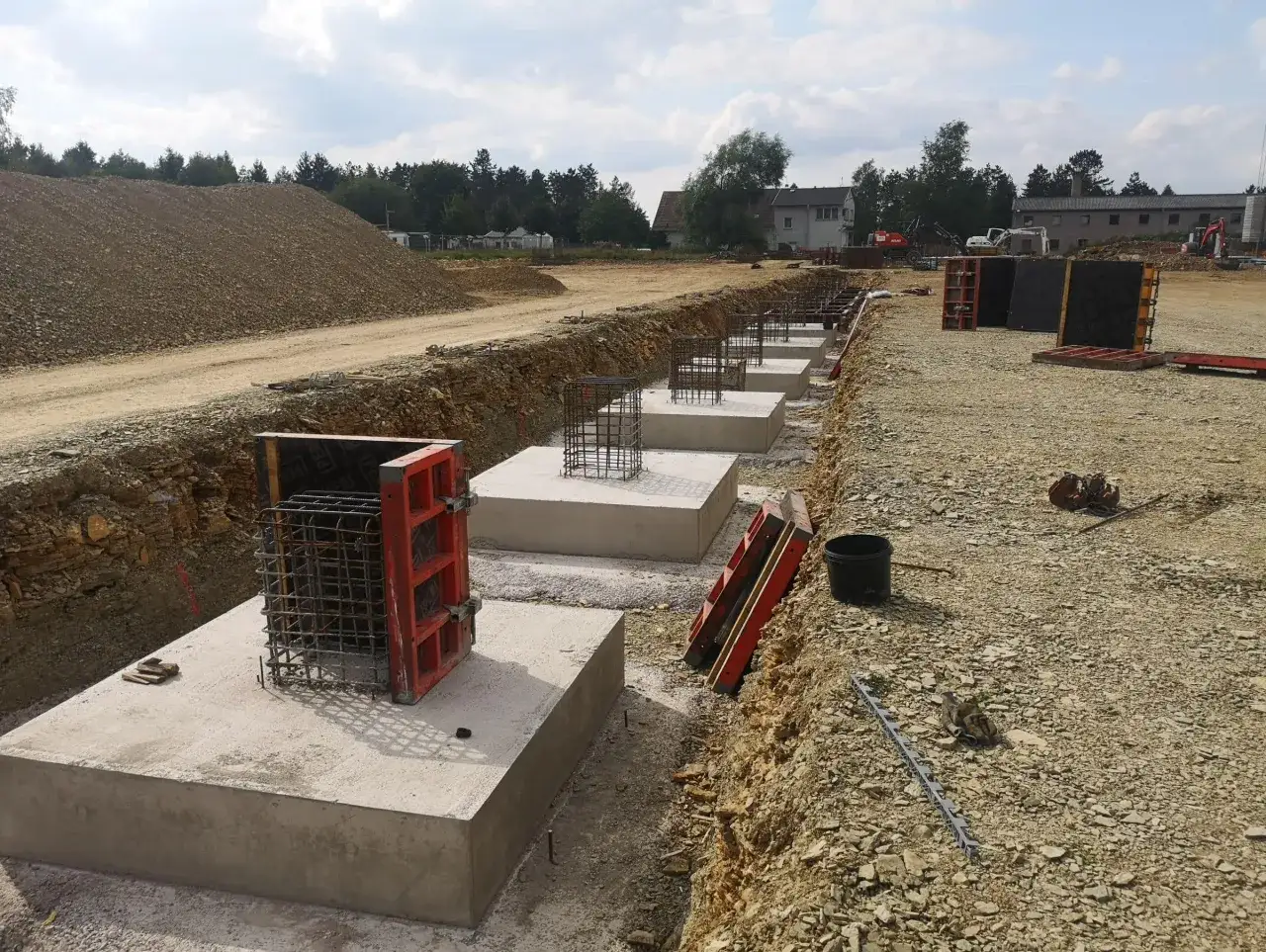 Betonowanie fundamentów i posadzek