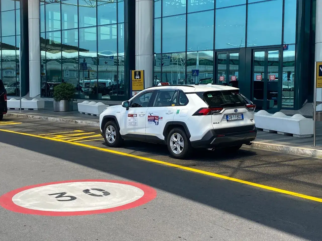 Taxi blanc &agrave; l'a&eacute;roport de Rome Fiumicino, pr&ecirc;t &agrave; vous emmener. Renseignez-vous sur le taxi Rome Fiumicino prix.
