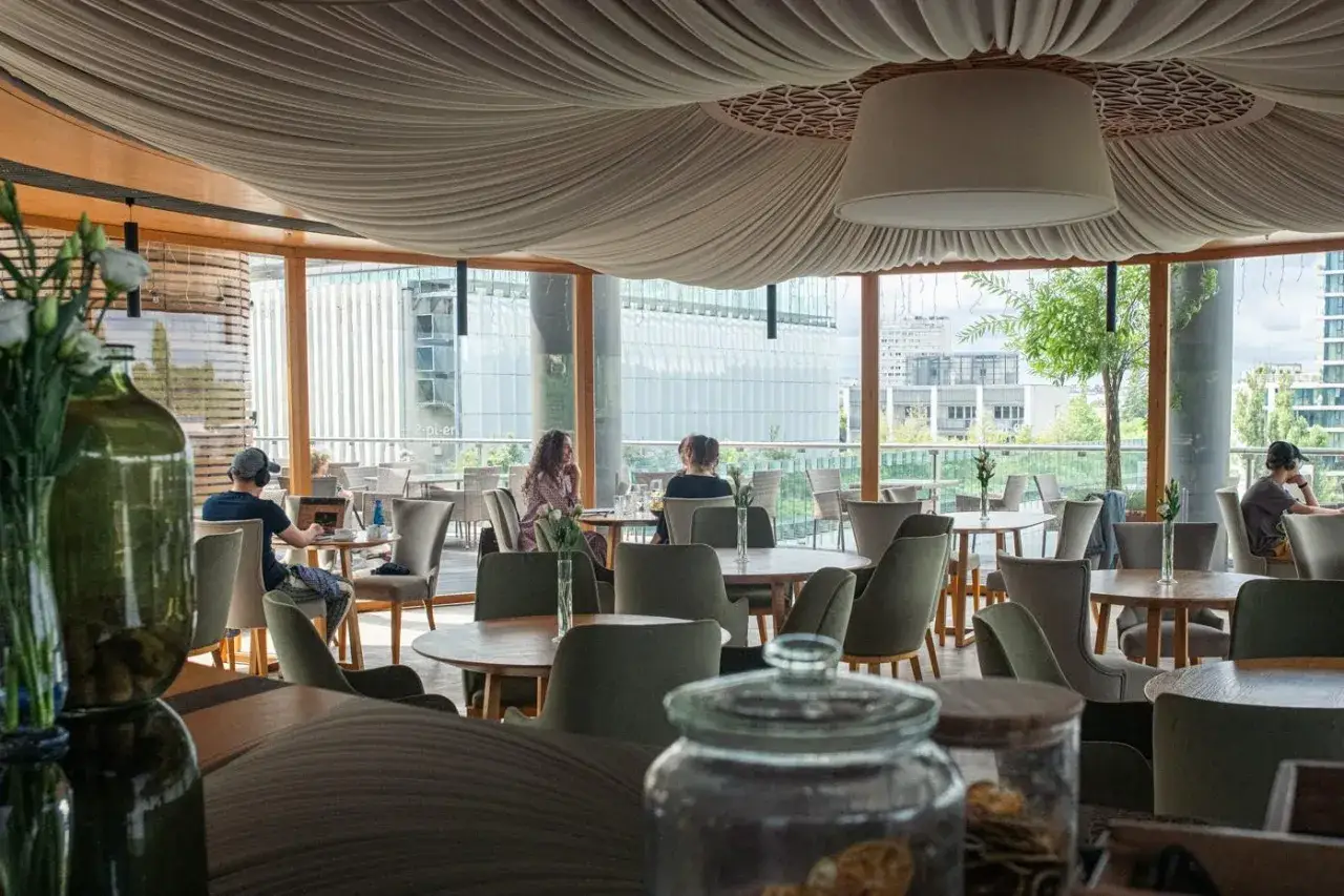 Wnętrze nowoczesnej restauracji z widokiem na miasto. Klimatyczne restauracje Lublin oferują takie widoki i atmosferę.