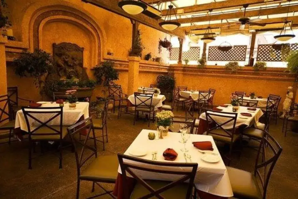 ambiente acogedor restaurante italiano peque&ntilde;o