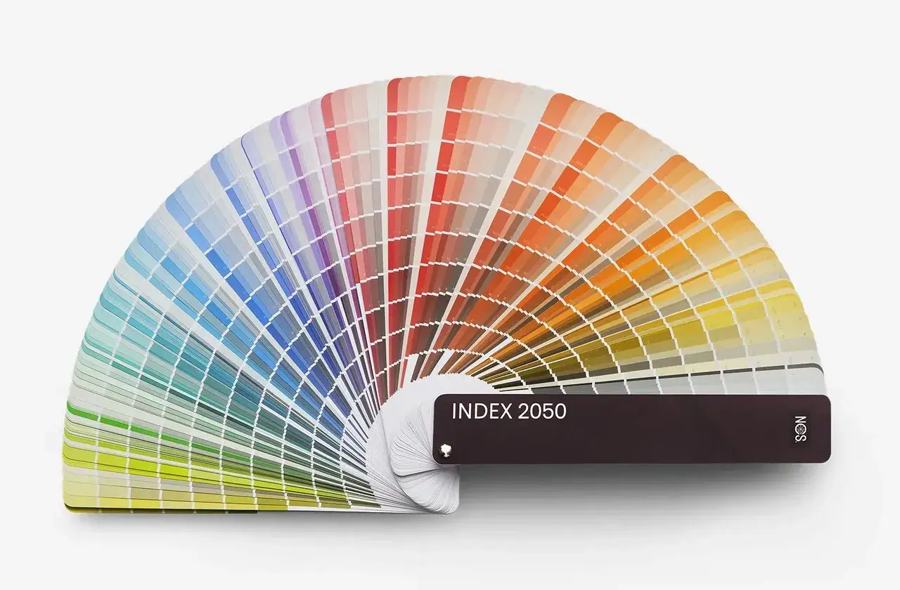 Rozłożona wachlarzowo paleta barw NCS z oznaczeniem INDEX 2050.