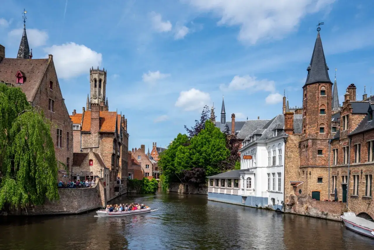 Bootsfahrt auf einem Kanal in Brügge, ein perfekter Moment für dein **backpacking europa alleine** Abenteuer.