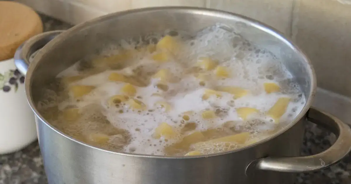 woda po gotowaniu makaronu odlewana do szklanki