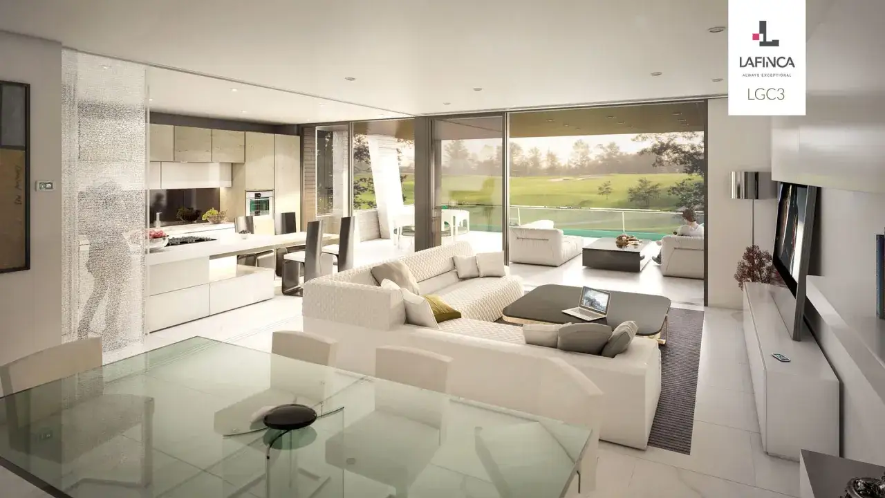 Interior moderno de la finca Madrid con cocina abierta, sal&oacute;n espacioso y vistas a un campo de golf.