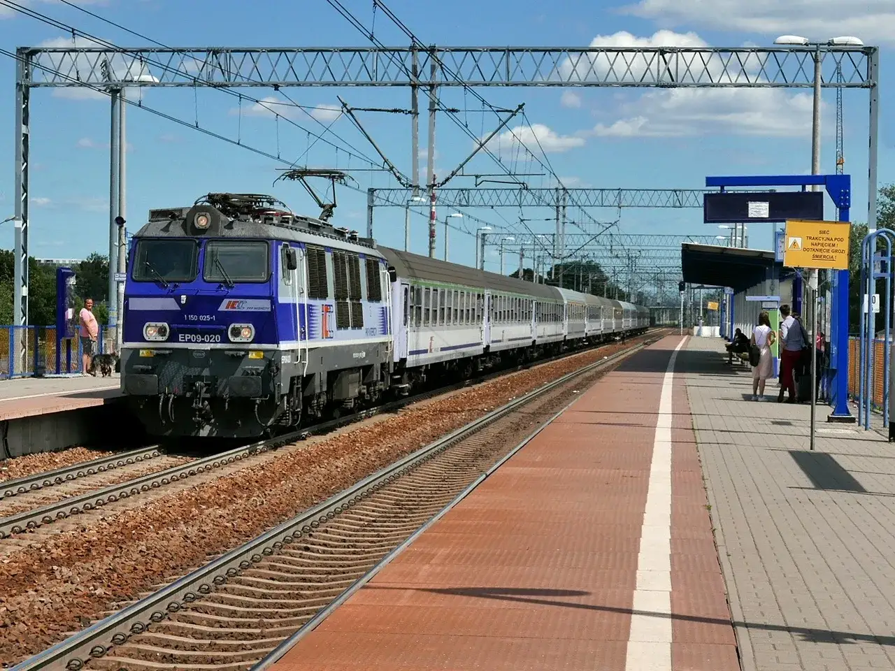 Pociąg PKP Intercity EP09-020 na stacji. Sprawdź rozkład jazdy nowy dwór mazowiecki, by nie przegapić swojej podróży.