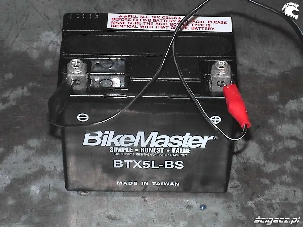 Akumulator motocyklowy BikeMaster BTX5L-BS z podłączonymi klemami. Sprawdź minimalne napięcie akumulatora do uruchomienia.