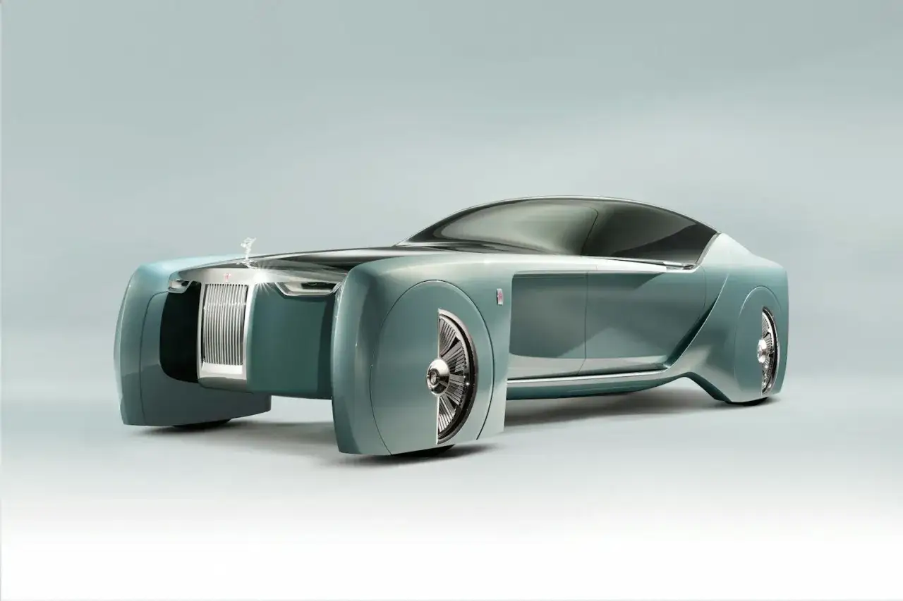 Futurystyczny Rolls-Royce w kolorze miętowym, z charakterystyczną osłoną chłodnicy i opływową sylwetką.