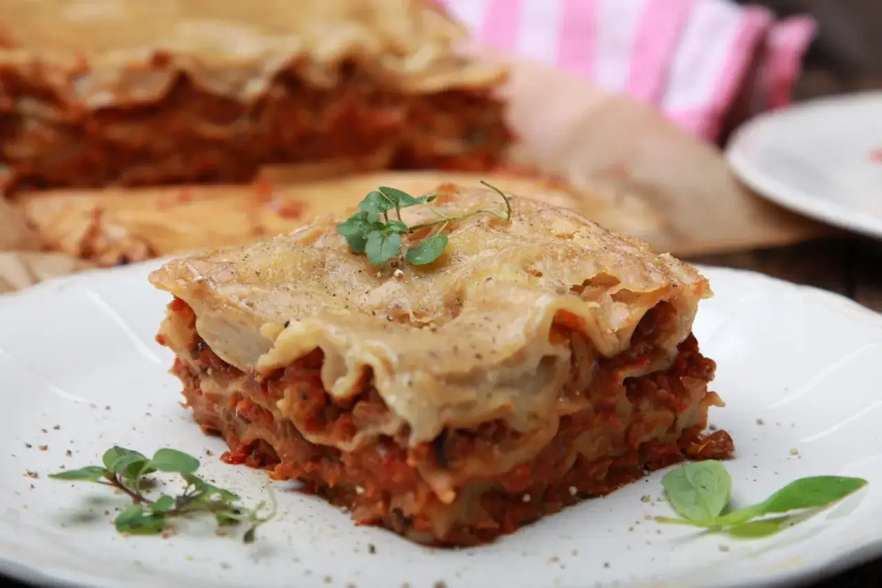 Herzhafte Linsen Lasagne, geschichtet mit Tomatenso&szlig;e und Nudelplatten, garniert mit frischen Kr&auml;utern. Ein Genuss f&uuml;r jeden Tag.