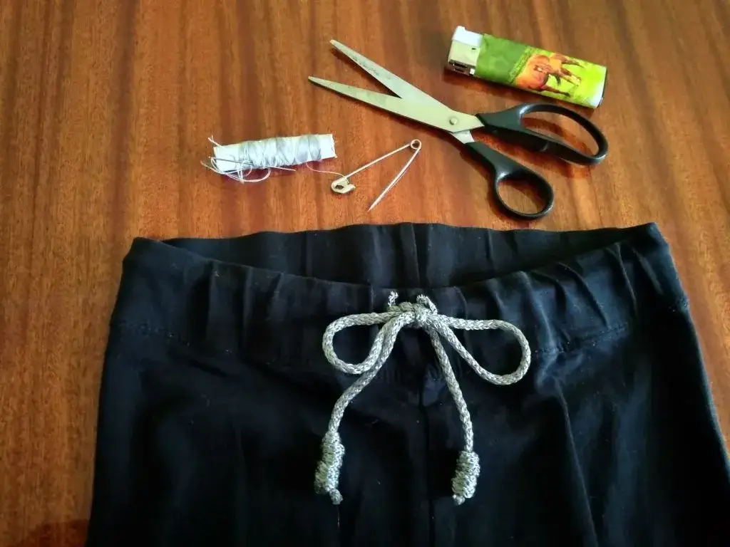 zwężanie spodni w pasie bez szycia agrafka sznurek