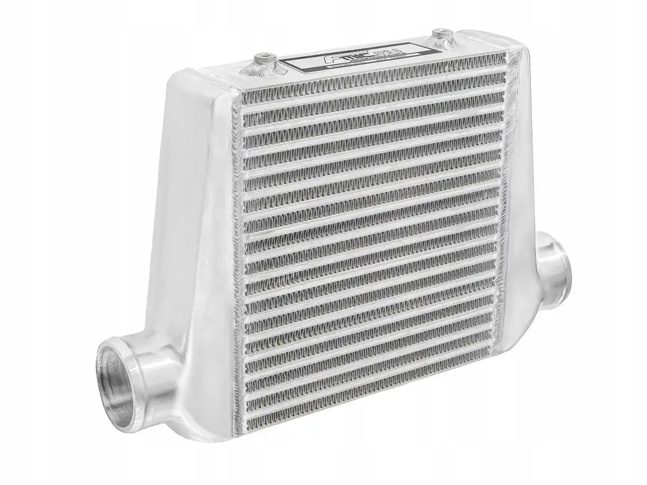 Srebrny intercooler z aluminium. Większy intercooler daje lepsze chłodzenie powietrza, co przekłada się na mocniejszy silnik.