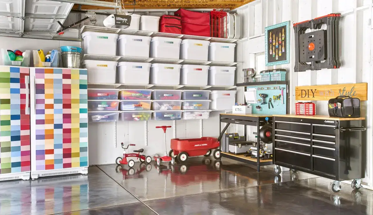 Des boîtes de rangement étiquetées et une armoire colorée illustrent comment stocker des vêtements dans un garage, optimisant l'espace avec des étagères et des contenants.