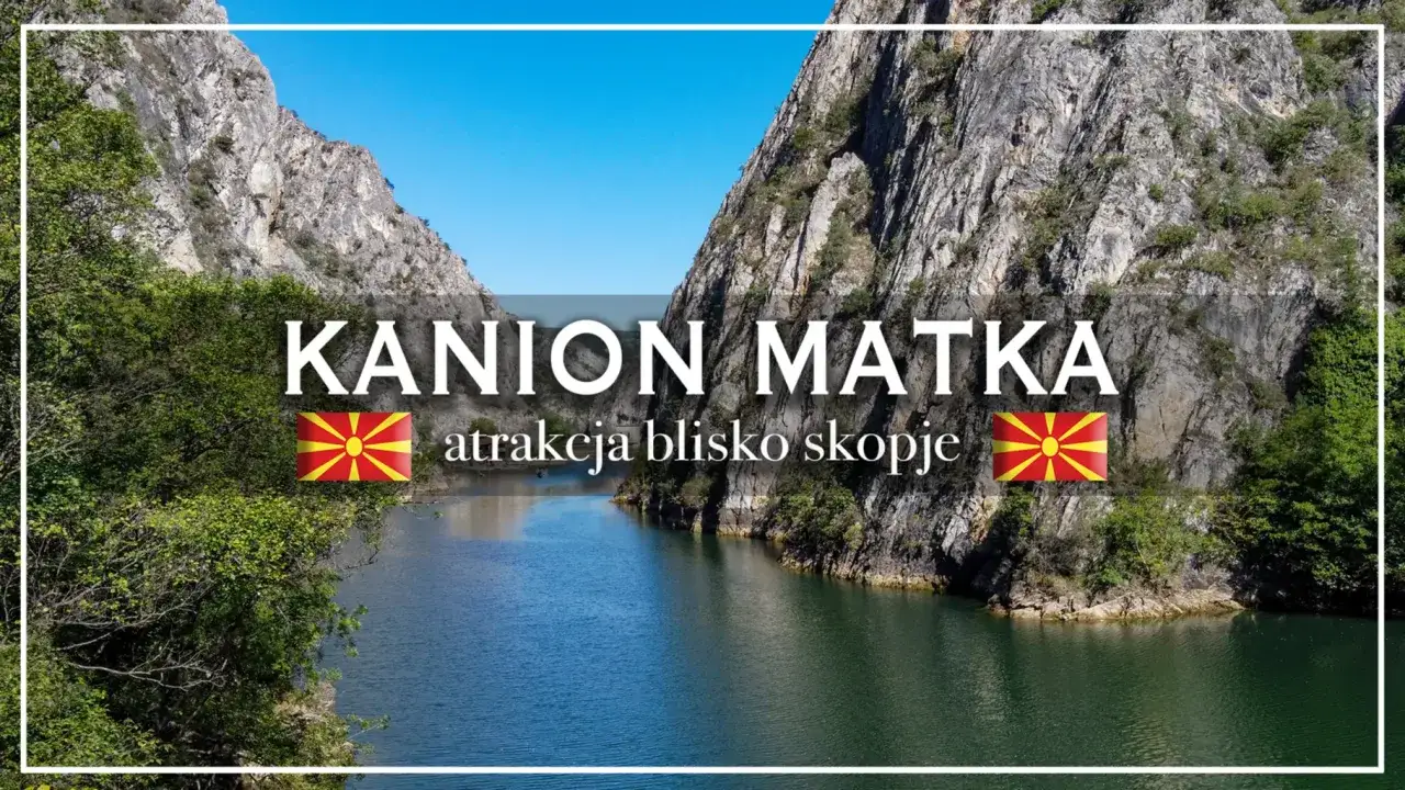 Kanion Matka, malownicza atrakcja blisko Skopje, z wodą odbijającą skaliste zbocza i bujną zielenią.
