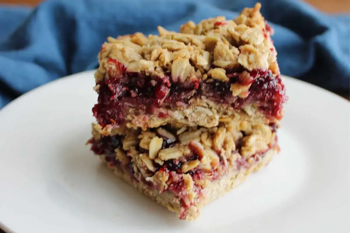 Deux barres aux flocons d'avoine et &agrave; la confiture de fruits rouges, une gourmandise qui peut faire grimper le cholest&eacute;rol.