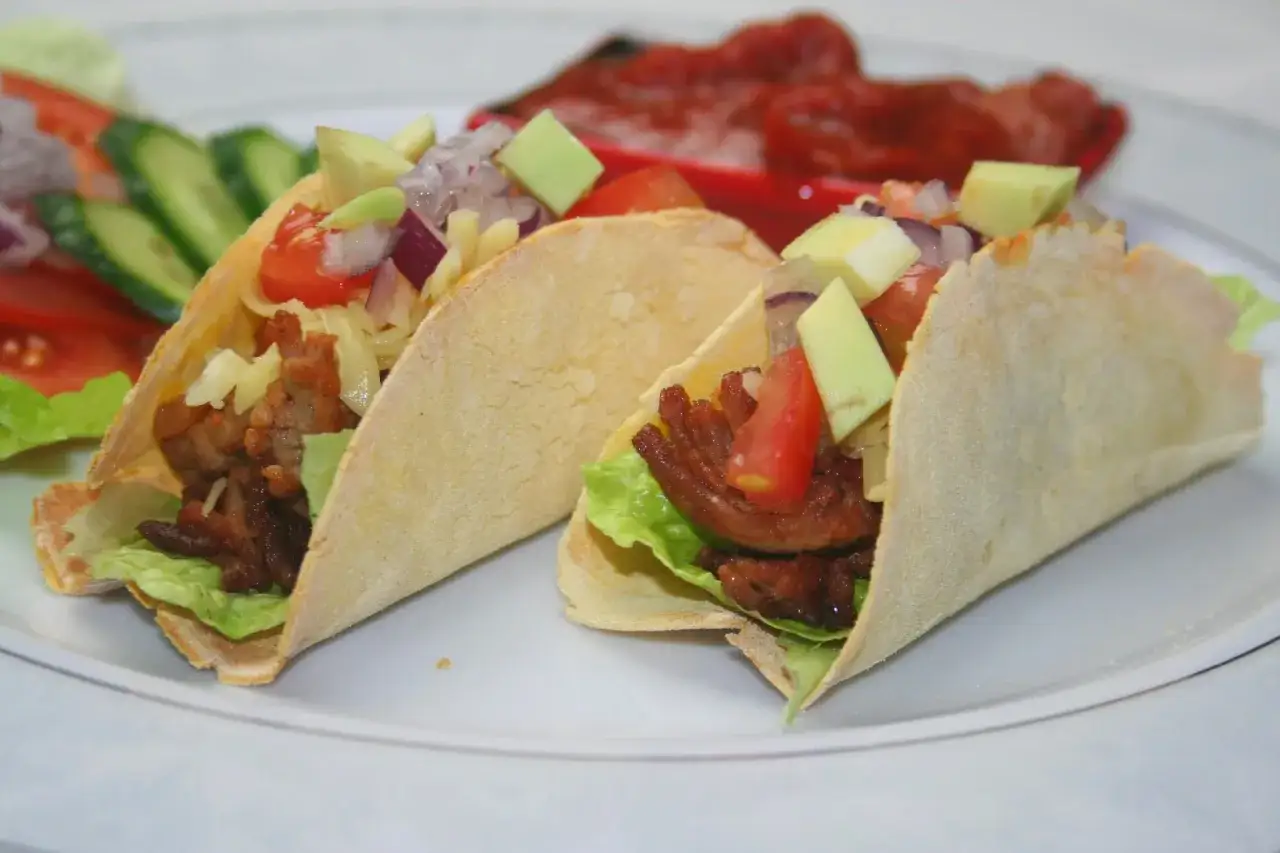 Pyszne tacos z mięsem, warzywami i serem. Idealny przepis na szybki obiad.