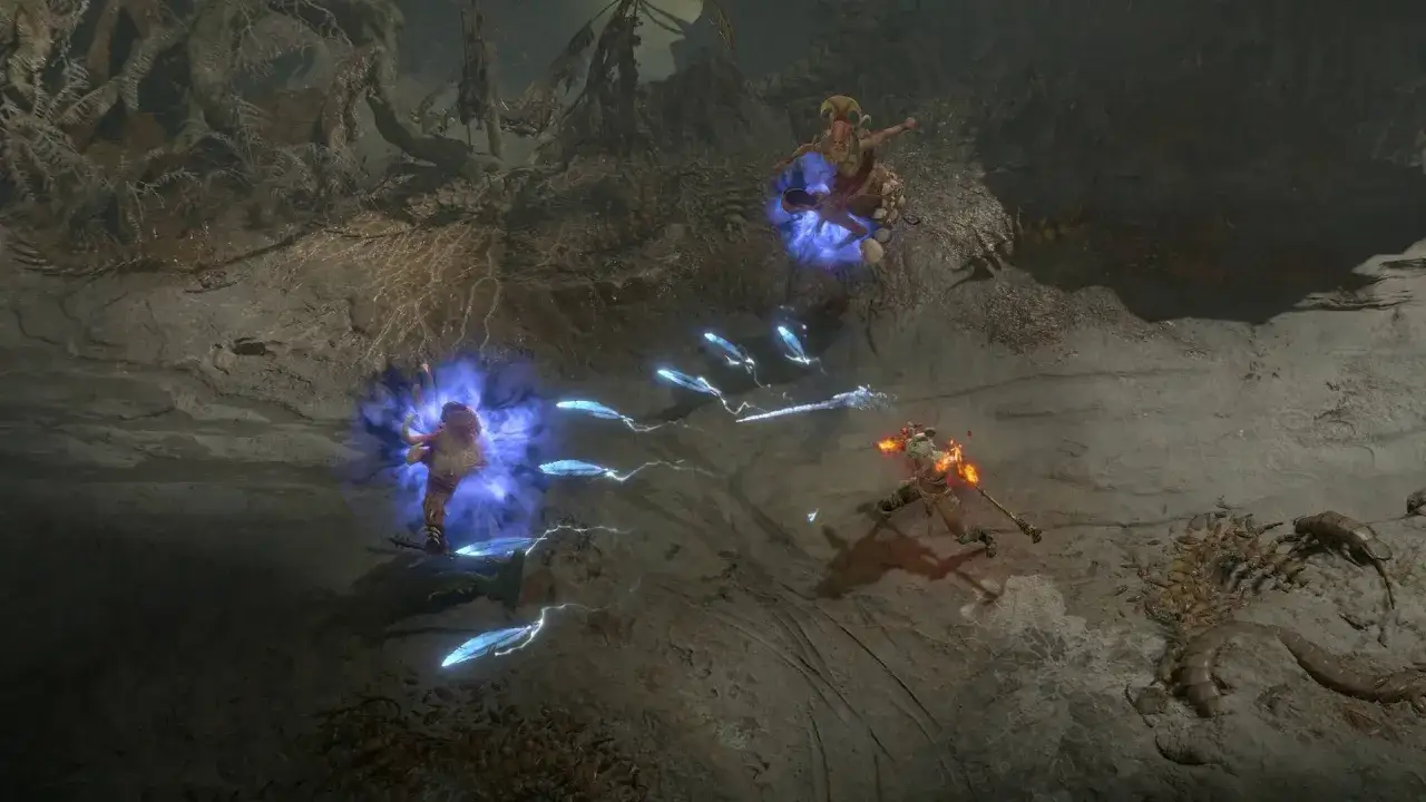 Diablo 4 aktualizacja: postacie walczą z potworami w mrocznej jaskini, używając magii i ognia.