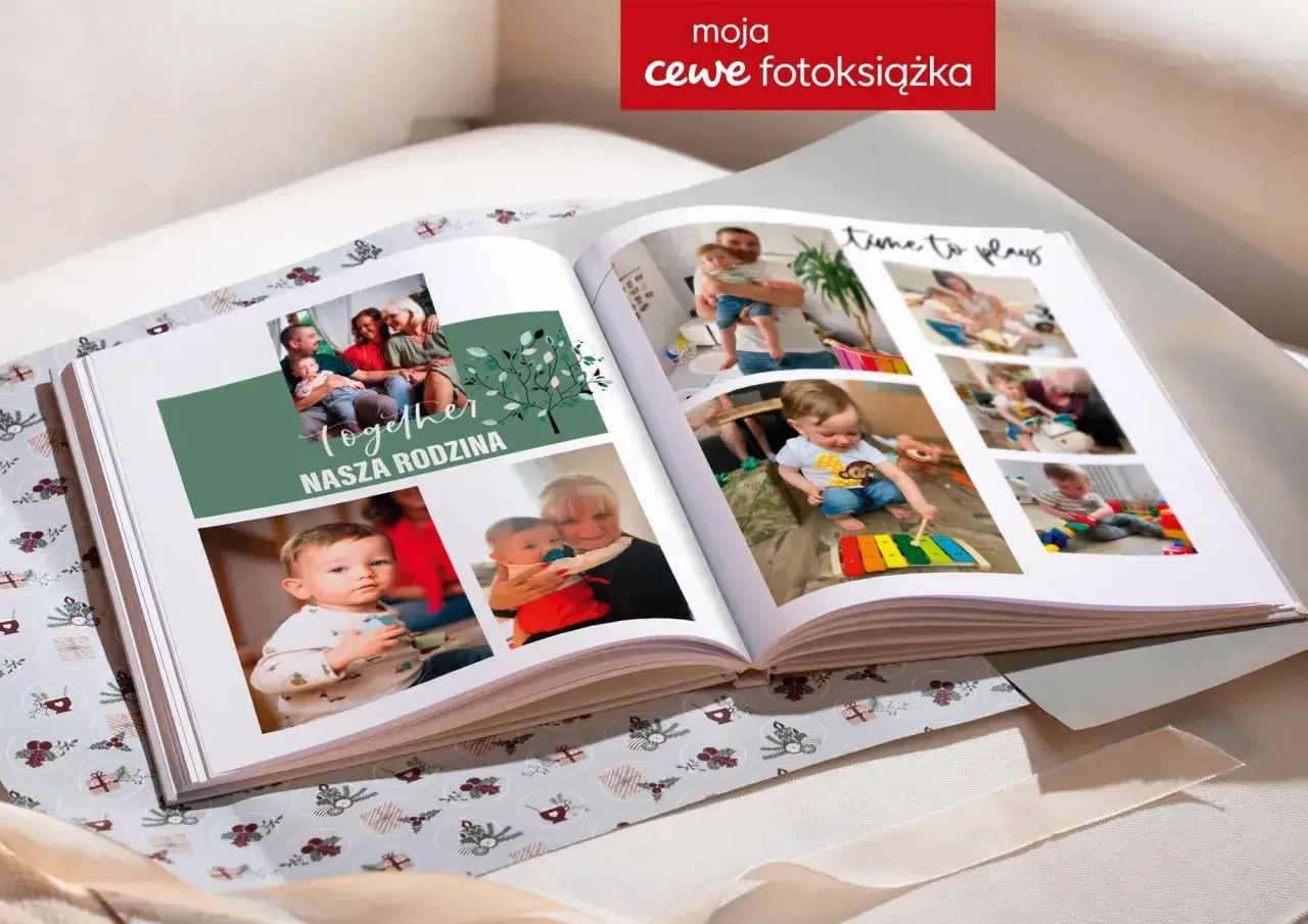 Otwarta fotoksiążka z rodzinnymi zdjęciami dzieci i dorosłych. Czas realizacji fotoksiążki jest krótki, by szybko cieszyć się wspomnieniami.