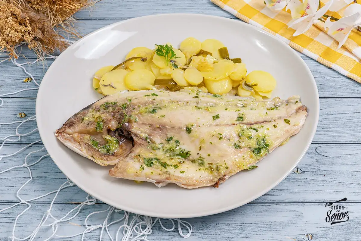 Dorada al horno con patatas panaderas, un plato principal delicioso y saludable.