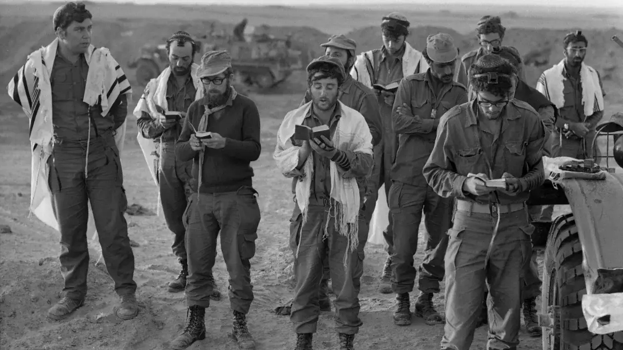 Soldaten beten während des Jom-Kippur-Krieges mit Gebetsschals und Büchern.