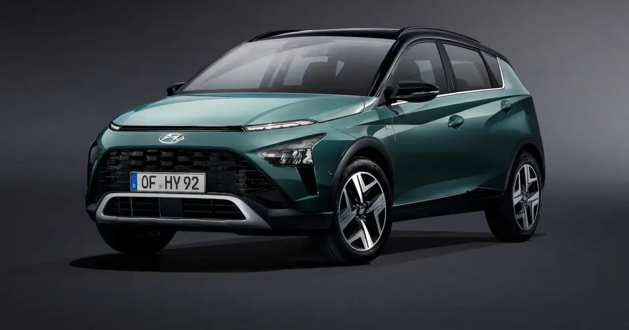 Nowy Hyundai Bayon w kolorze zielonym, z czarnym dachem i eleganckimi felgami, prezentuje się dynamicznie.