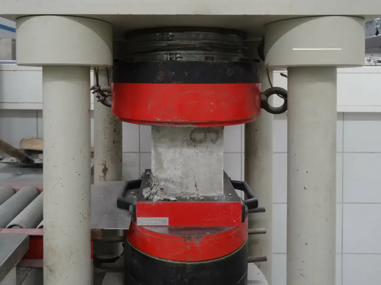 Betonw&uuml;rfel unter Druckpr&uuml;fung, wie in DIN EN 13791 beschrieben.