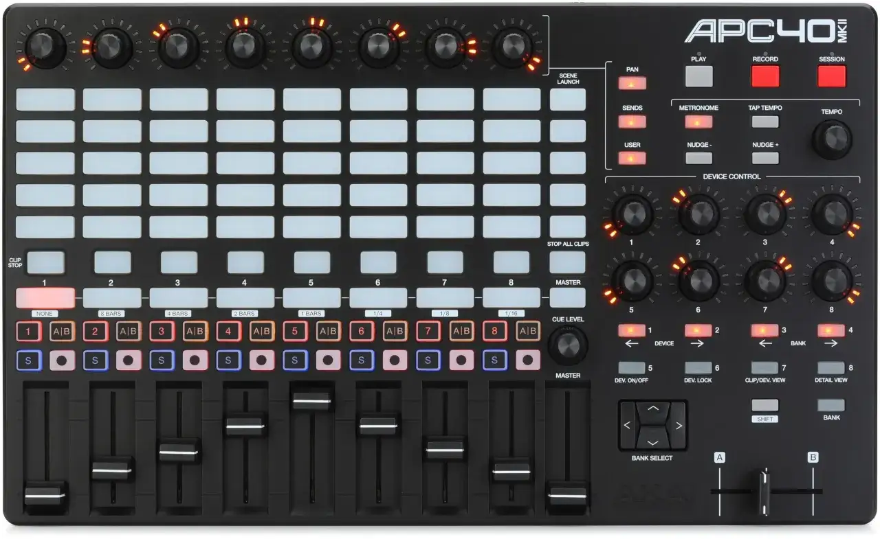 Der Akai APC40 MKII Controller mit seinen vielen beleuchteten Tasten und Reglern ist bereit f&uuml;r kreative Musikproduktion.