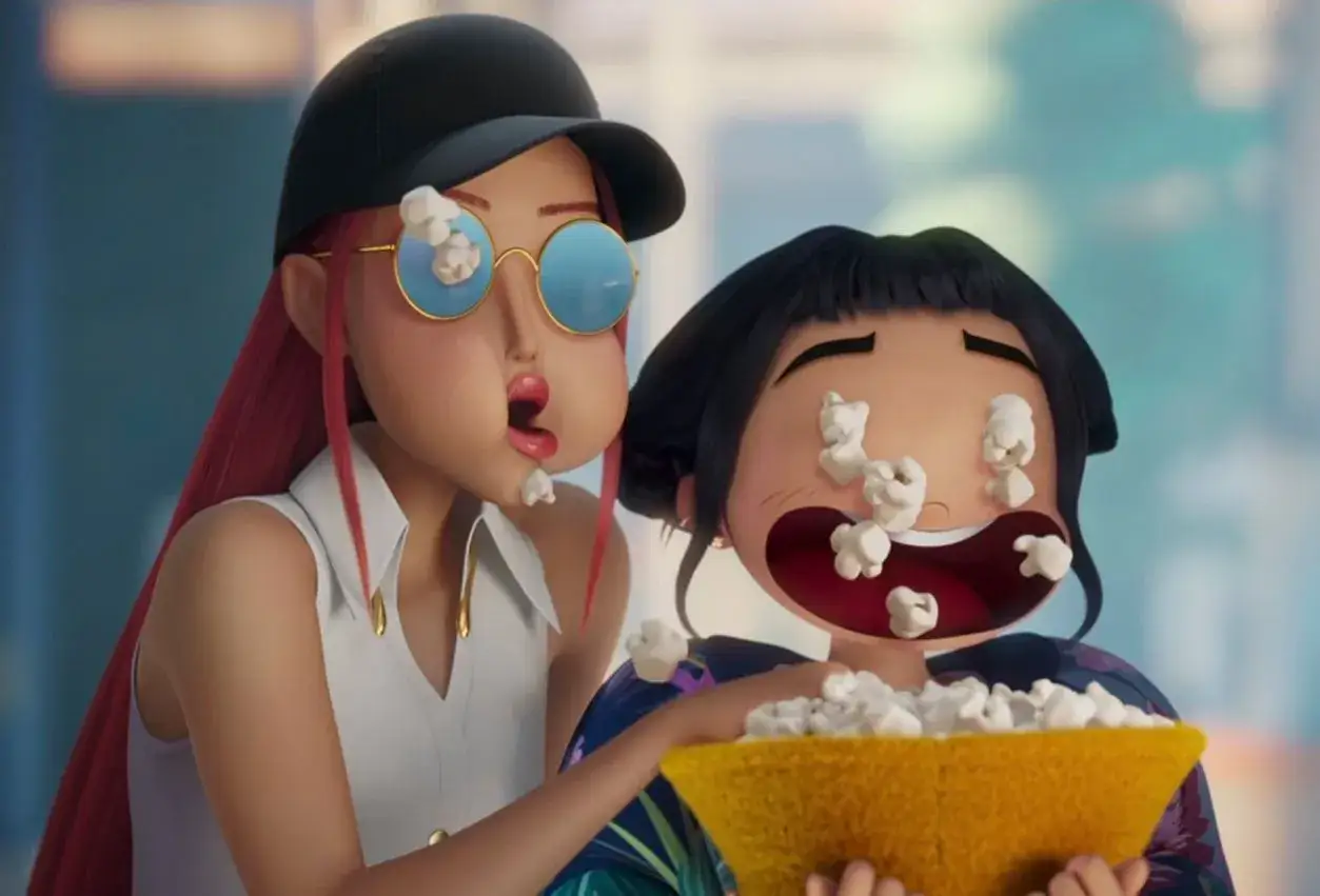 Dwie dziewczyny zajadają popcorn, który ląduje im na twarzach. Idealne sceny do fajnych filmów dla 13 latki!