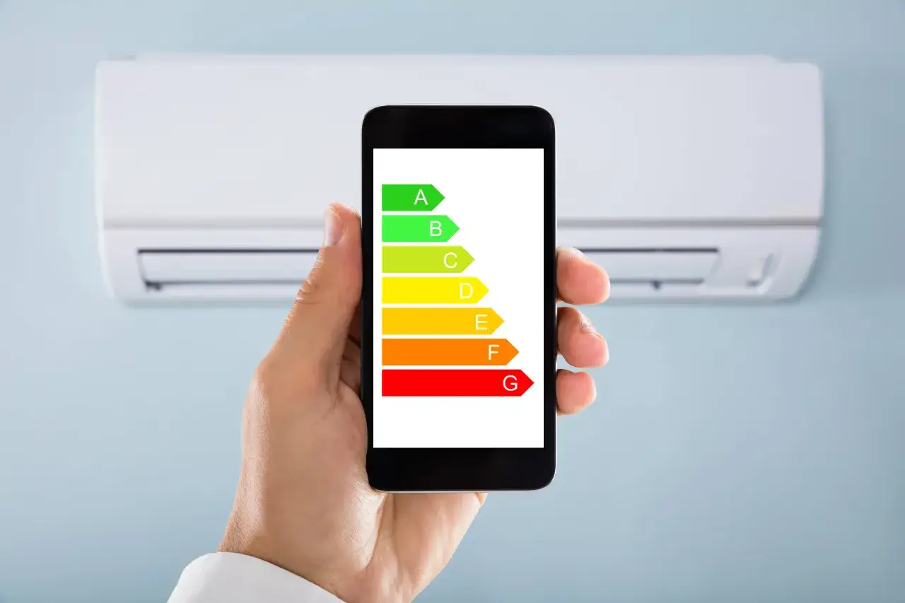 Smartfon pokazuje etykietę energetyczną klimatyzatora, pomagając ocenić, ile prądu zużywa.