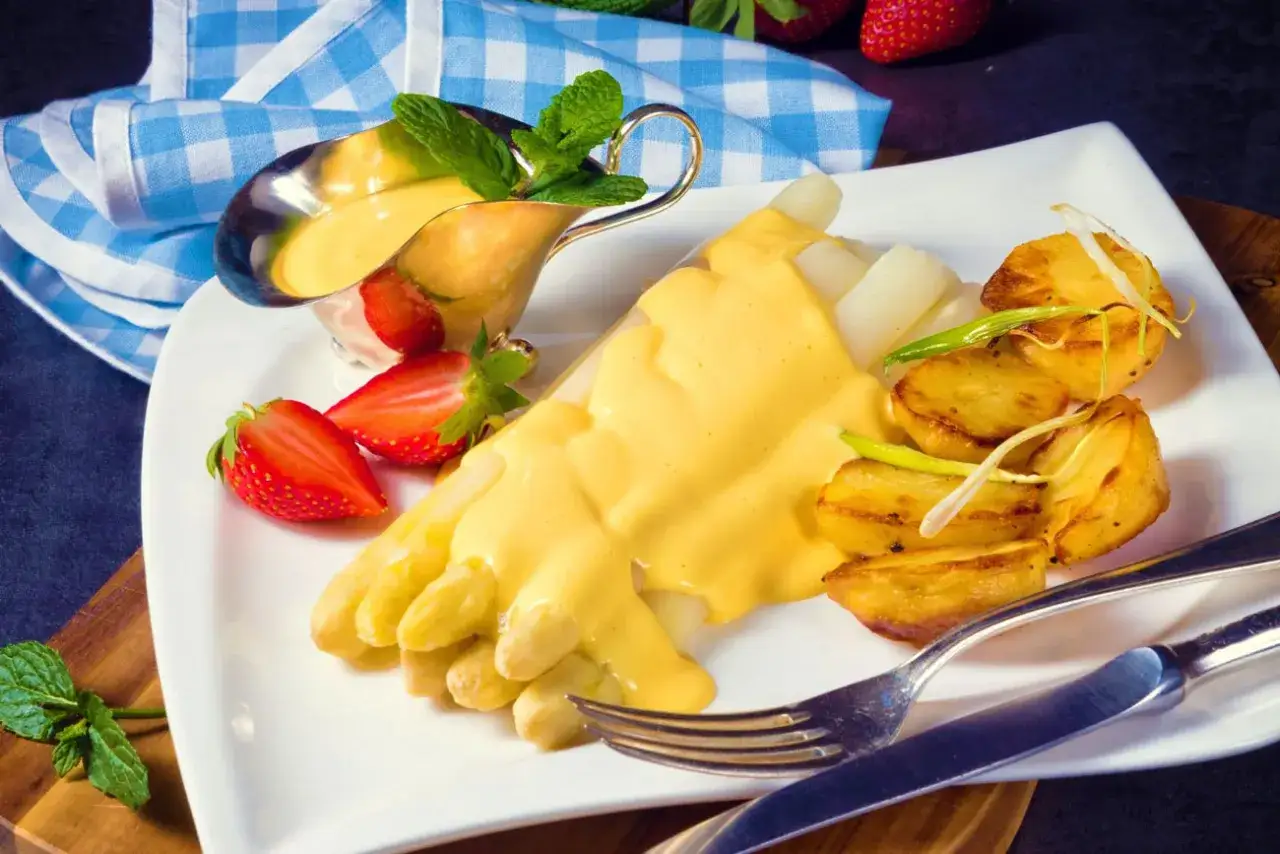 Vit sparris med kr&auml;mig hollandaises&aring;s, rostade potatisar och f&auml;rska jordgubbar. Ett perfekt hollandaise recept f&ouml;r en lyxig m&aring;ltid.