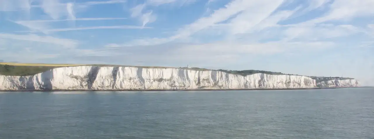Wei&szlig;e Klippen von Dover und F&auml;hre