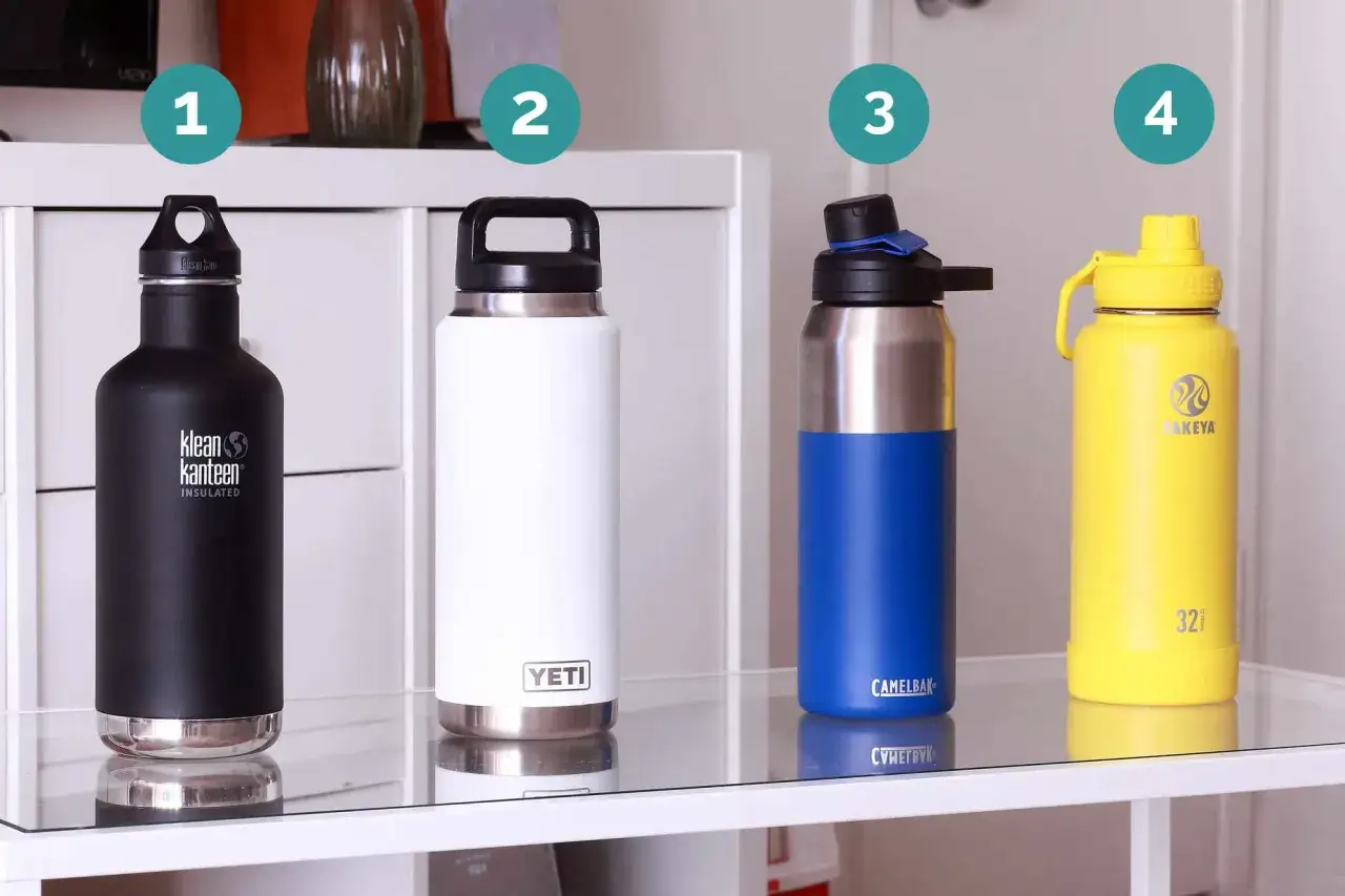 Vier Trinkflaschen in Schwarz, Weiß, Blau und Gelb. Die schwarze Klean Kanteen ist ein Testsieger für Sport.