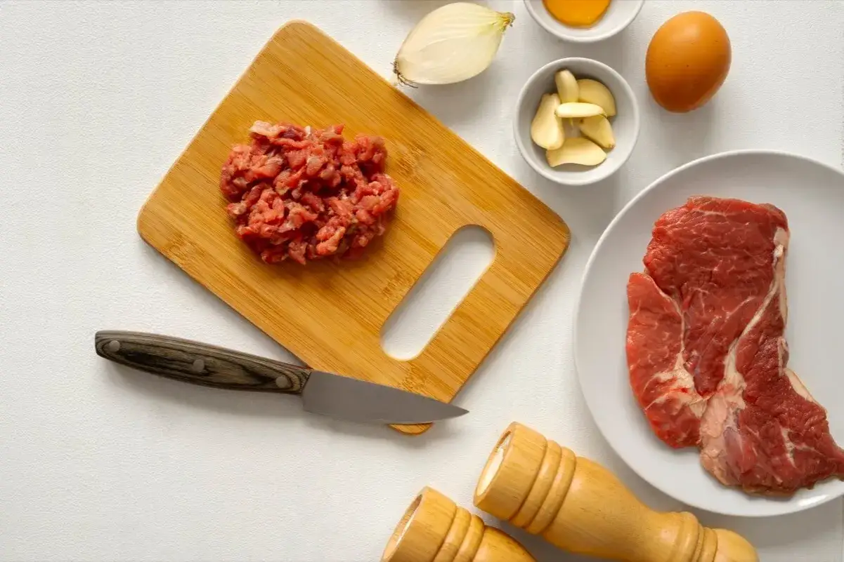 Mięso mielone, stek, jajko, czosnek i cebula – składniki na pyszne danie w stylu dieta carnivore.