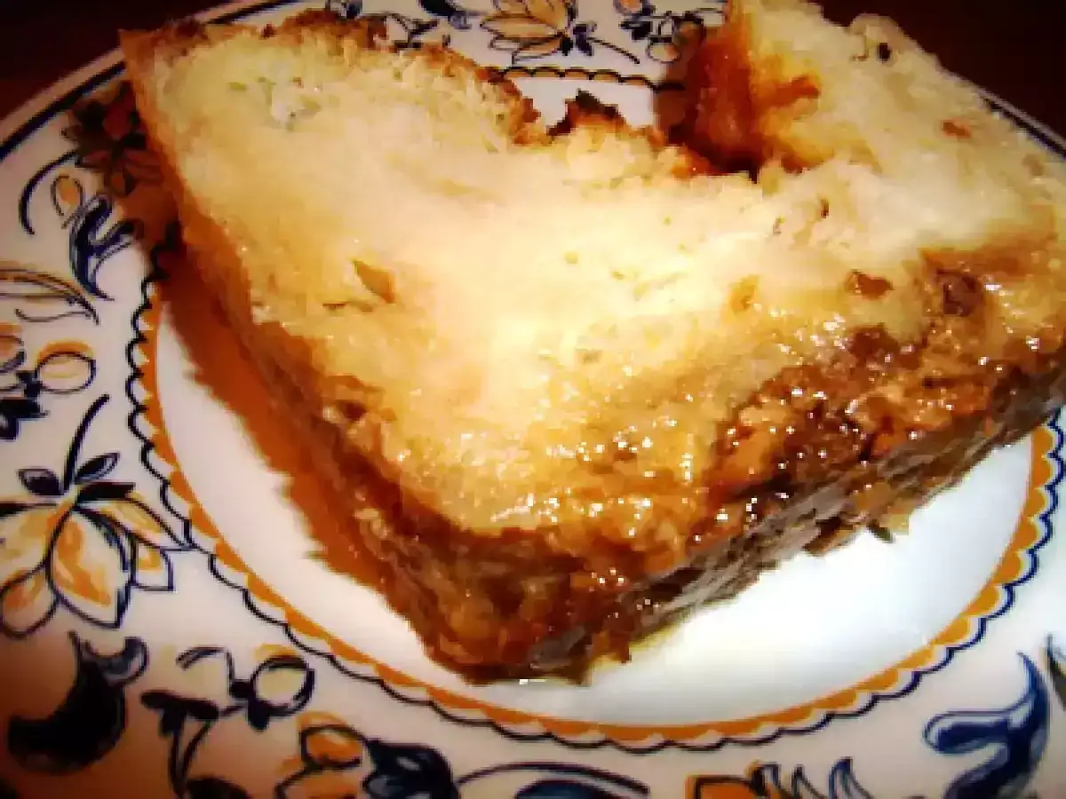 Porción de pudin tradicional con caramelo dorado, servido en un plato decorado.