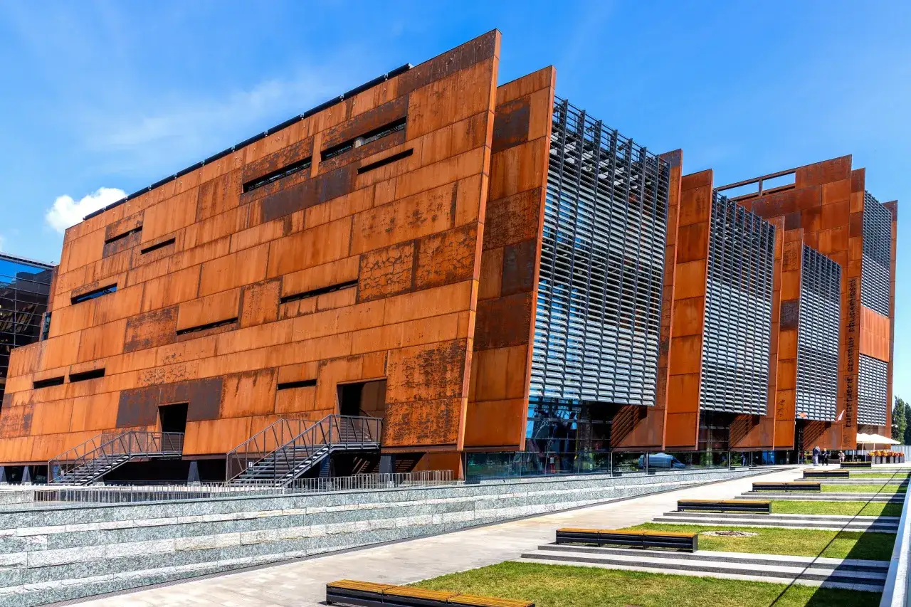 Europejskie Centrum Solidarności vs Muzeum II Wojny Światowej Gdańsk