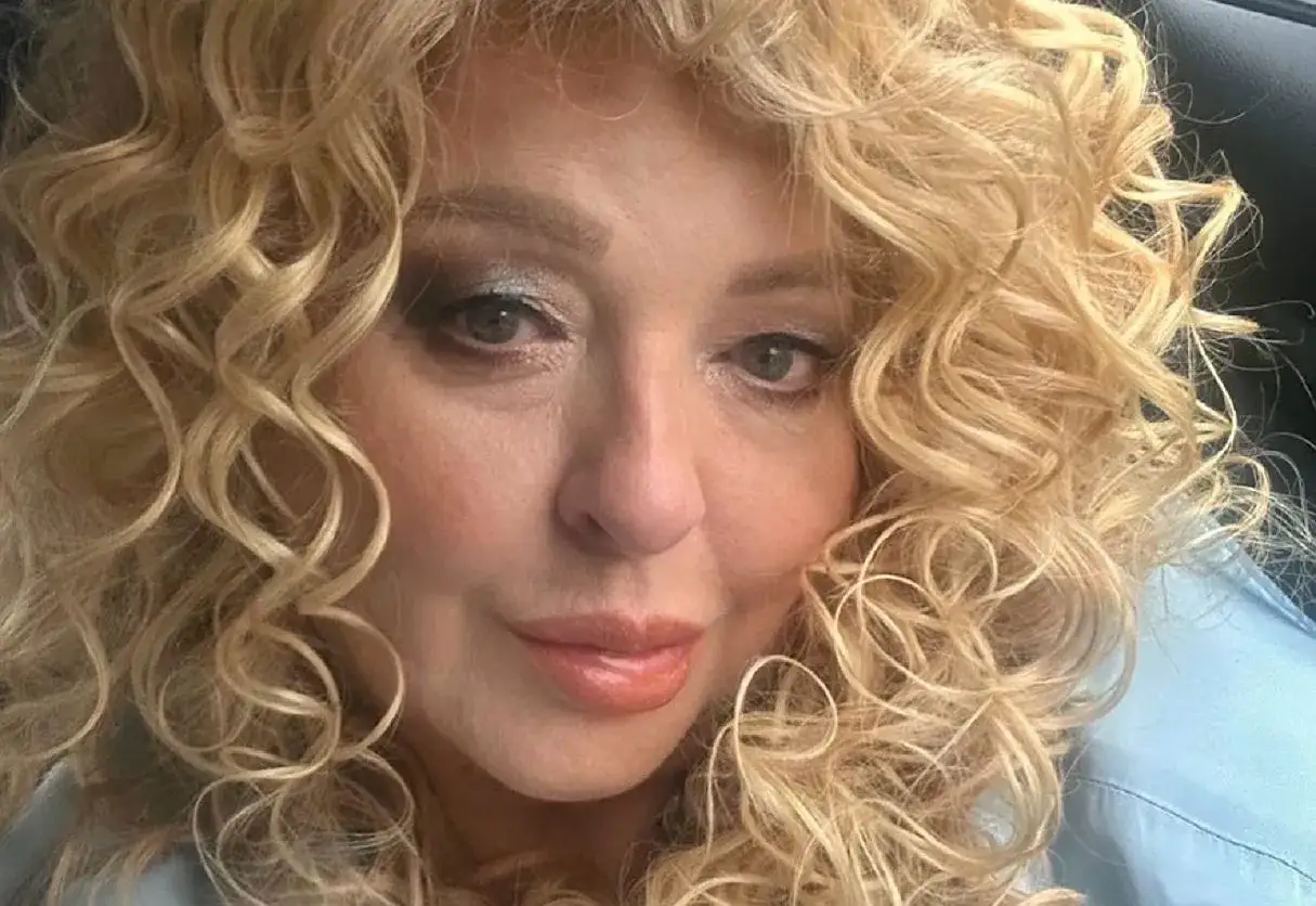 Magda Gessler bez doczepów, z burzą blond loków i błyszczącymi oczami.