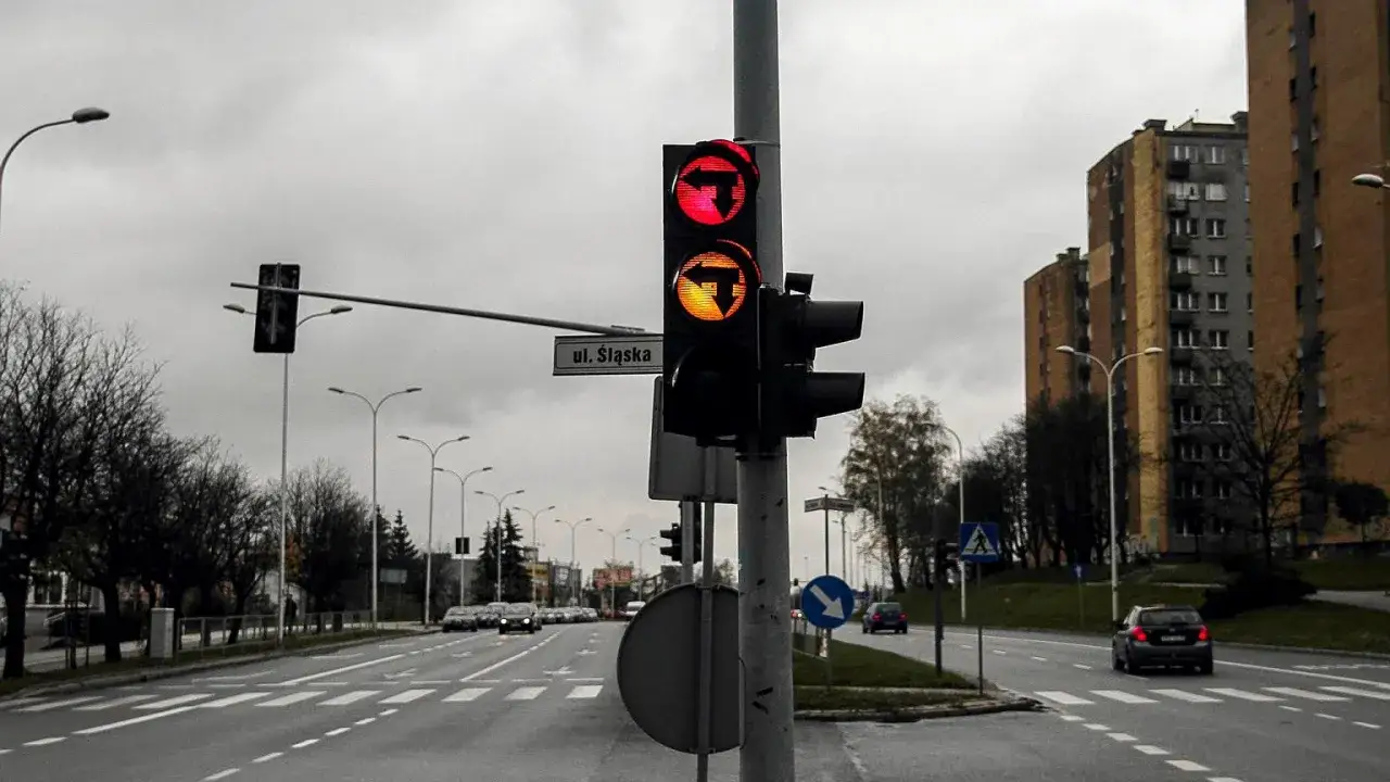 Sygnalizator S3 z czerwonym i żółtym światłem kierunkowym w lewo, na ulicy Śląskiej.