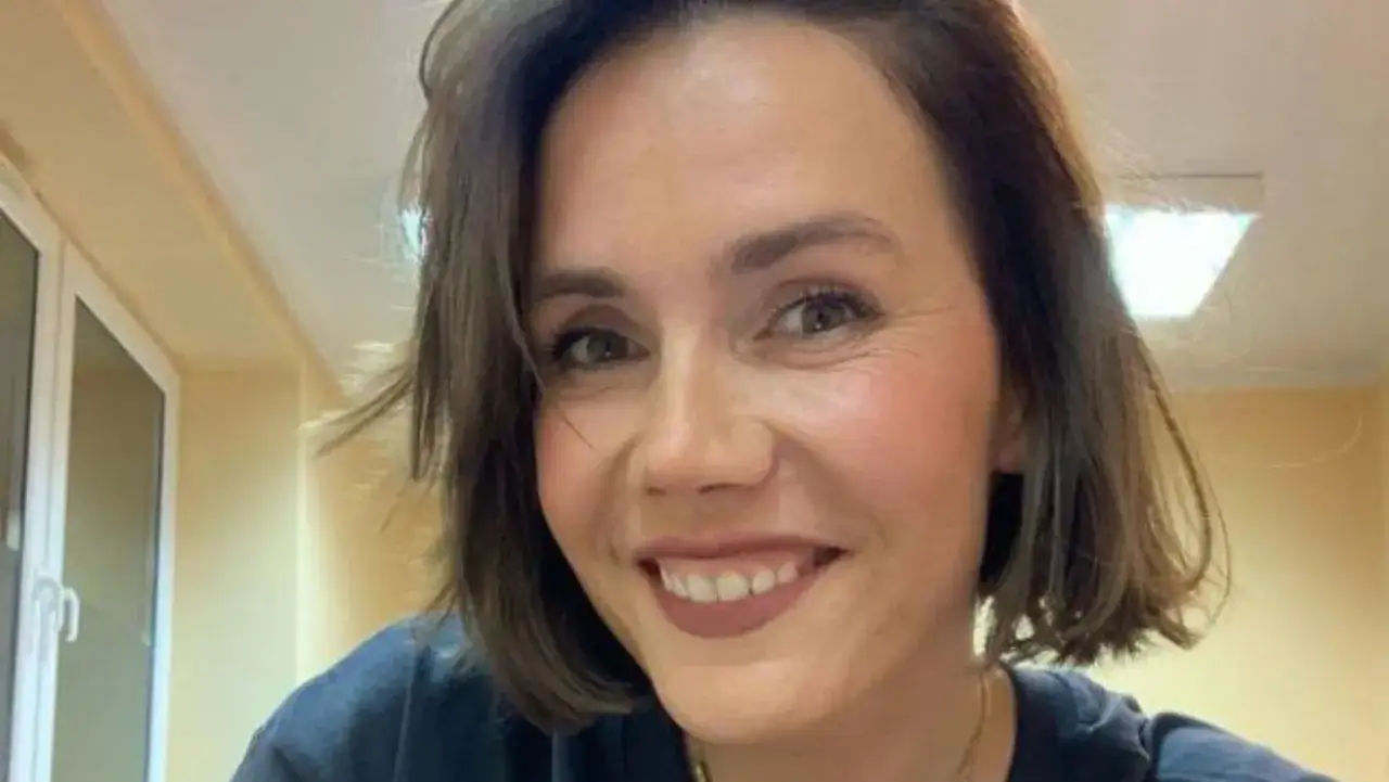 Uśmiechnięta Olga Bołądź, jej wiek dodaje jej uroku. Krótkie, brązowe włosy, ciepłe spojrzenie.