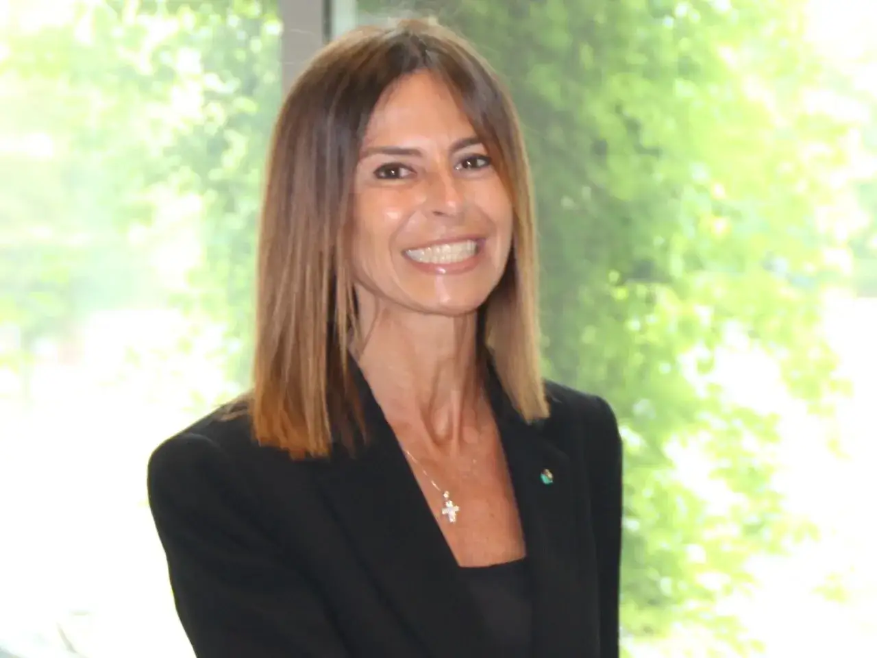 Giuseppina di Foggia, sorridente, con un blazer nero e una collana a croce. Forse il marito le ha appena fatto un complimento.