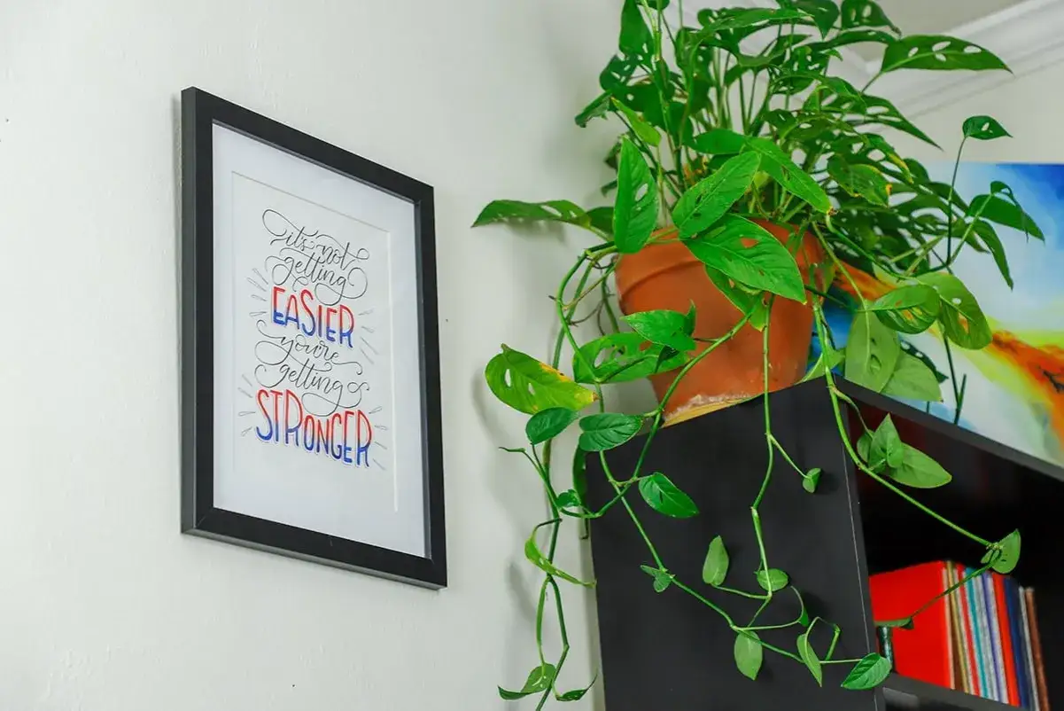 Une oeuvre d'art maison inspirante avec un message motivant :