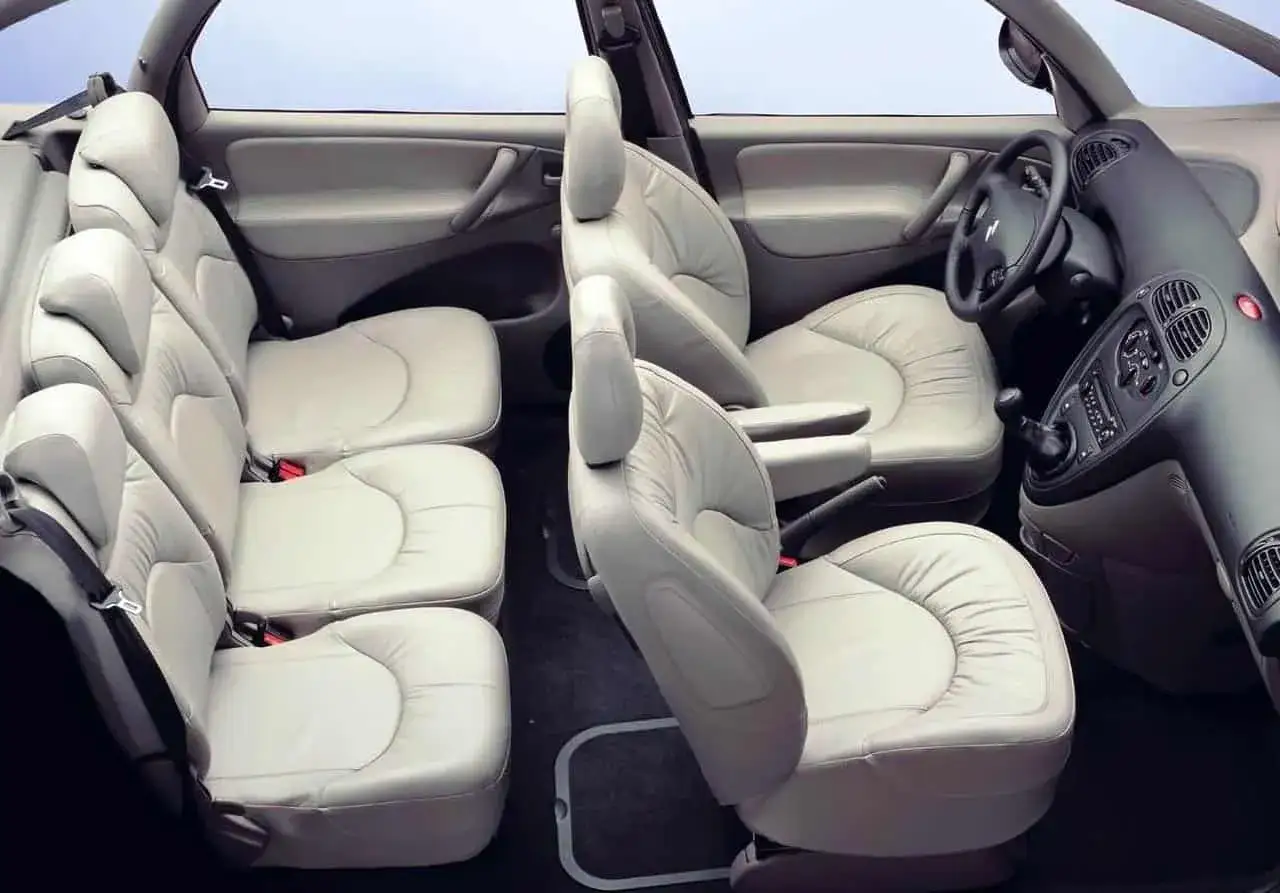 Wnętrze Citroena Picasso z jasnymi, skórzanymi siedzeniami. Widoczne trzy rzędy siedzeń, deska rozdzielcza i kierownica.