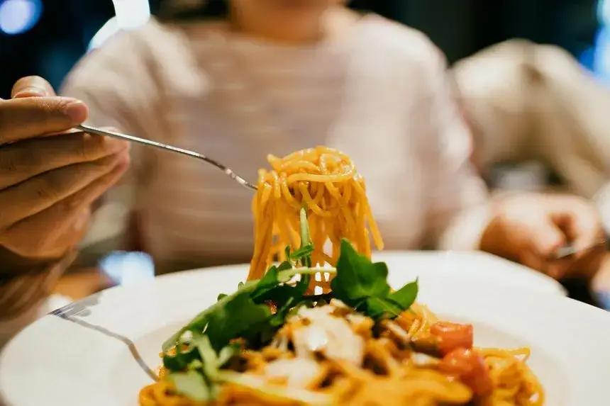 spaghetti porcje na talerzu