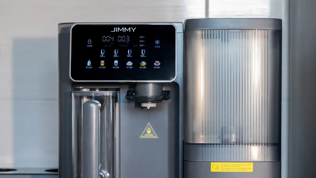 En modern vattenautomat fr&aring;n JIMMY med digital display som visar TDS-v&auml;rden och olika temperaturer f&ouml;r att v&auml;lja mellan h&aring;rt eller mjukt vatten.