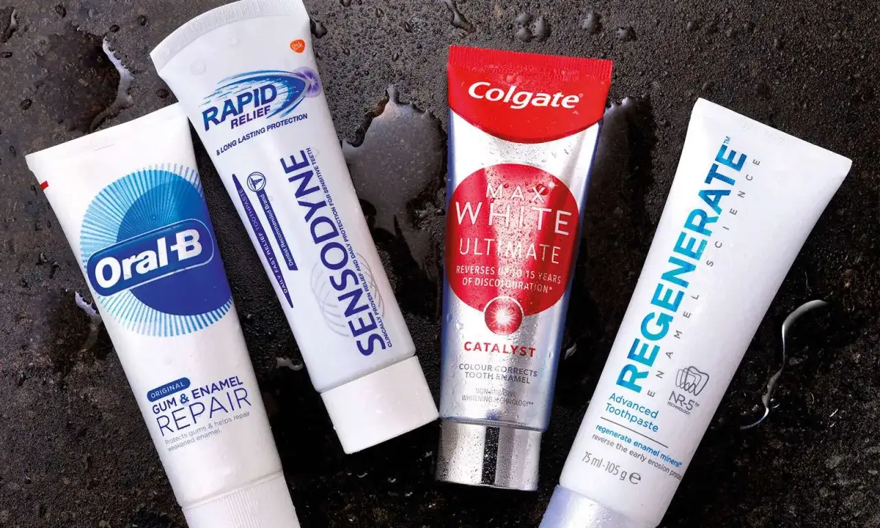Różne oznaczenia na pastach do zębów: Oral-B Gum & Enamel Repair, Sensodyne Rapid Relief, Colgate Max White Ultimate, Regenerate Advanced Toothpaste.