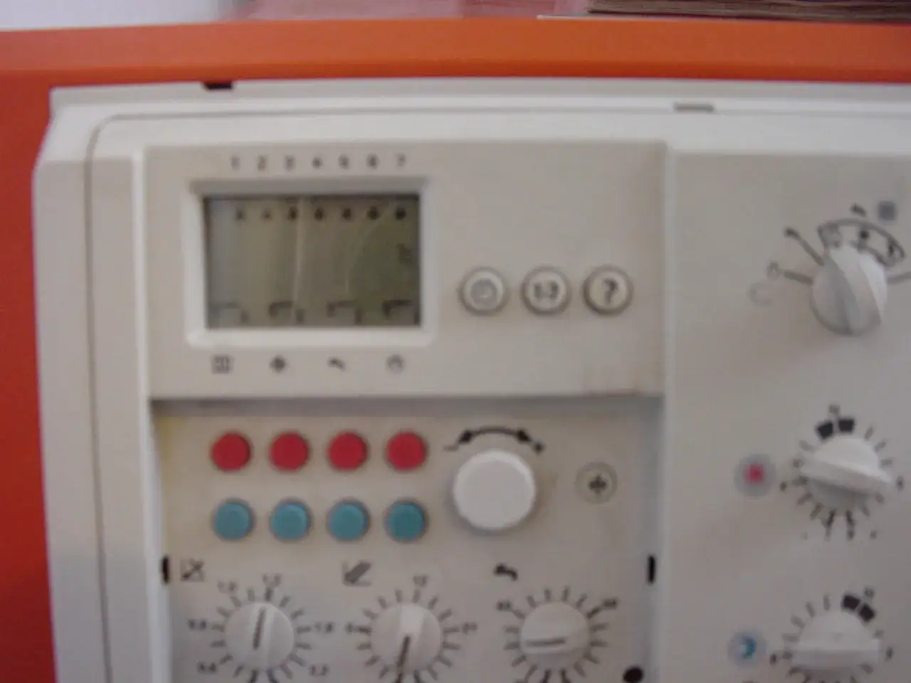 Panel sterownika Viessmann z przyciskami i pokrętłami, pomocny przy odczytywaniu instrukcji obsługi.