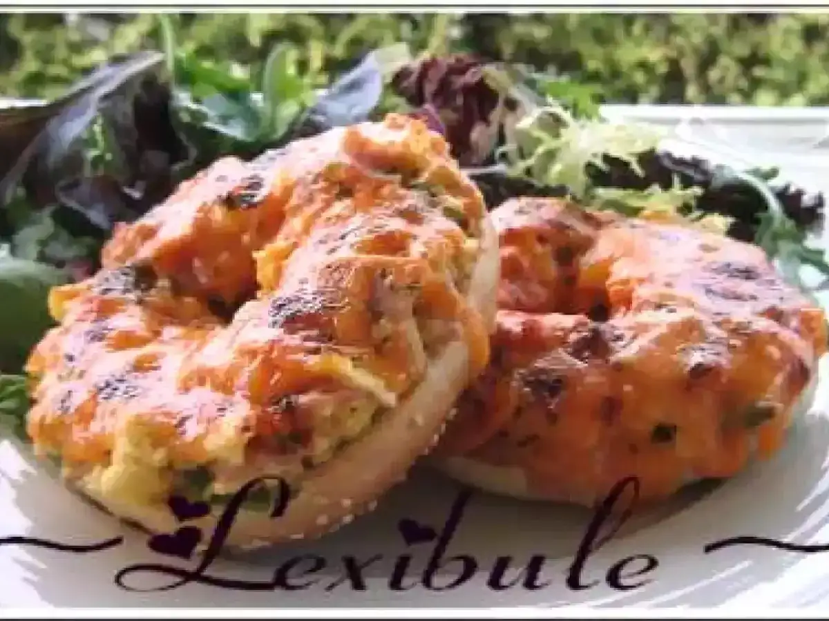Deux bagels de l'ouest garnis d'une pr&eacute;paration dor&eacute;e et gratin&eacute;e, servis avec une salade verte.