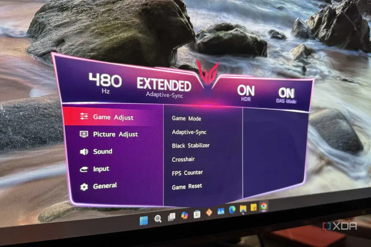 Ein Gaming-Monitor mit 480 Hz und Adaptive-Sync. Das Menü zeigt Optionen wie