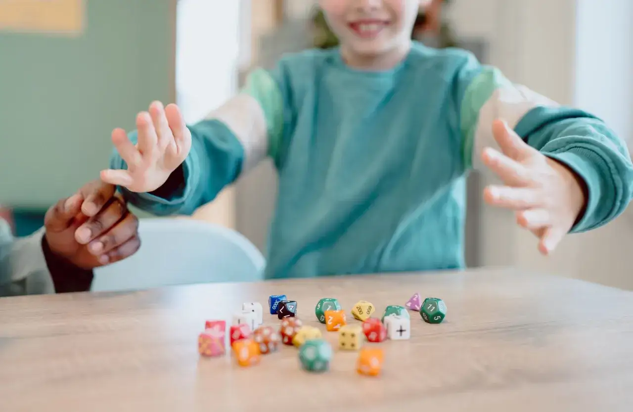 Kinderen spelen met dobbelstenen, een leuke manier om te oefenen met rekenen groep 8.
