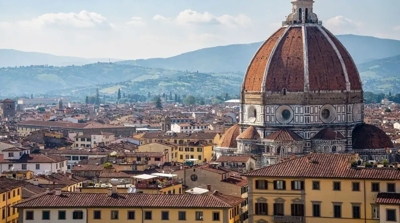 Vista panorámica de Florencia, con la cúpula del Duomo dominando el paisaje. Ideal para saber qué ver en Florencia en un día.