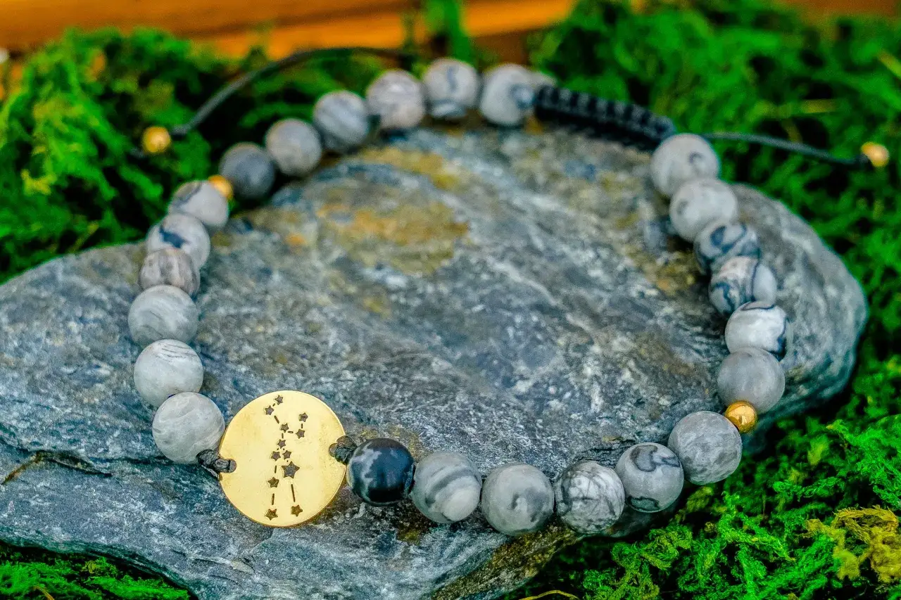 Bransoletka z kamieni z symbolem zodiaku Byka, idealna jako kamień dla byka.