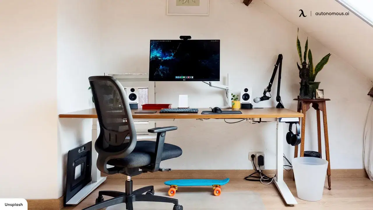 Bureau moderne avec écran, haut-parleurs, micro et skateboard. Idéal pour une configuration PC pour Photoshop et Lightroom.